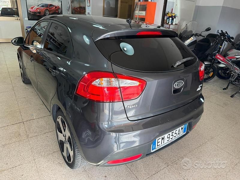 Usata Kia Rio EX 90 CV (66 kW) 2012 Grigio Berlina