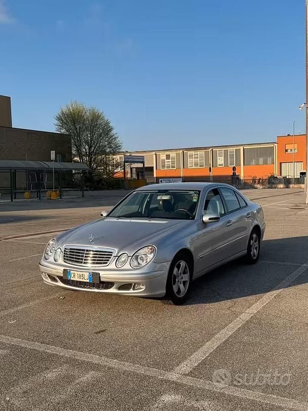 Usata Mercedes E220 150 CV (110 kW) 2004 Grigio Berlina