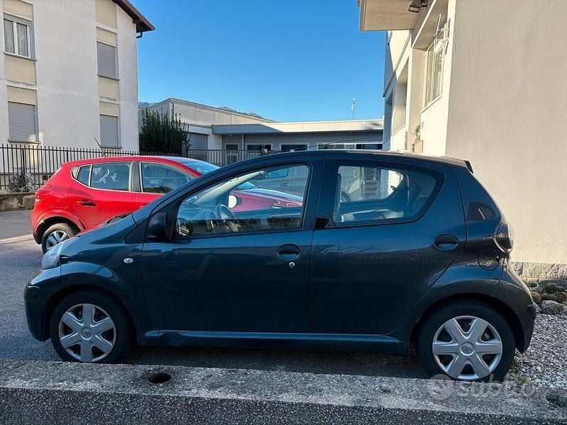 Blu Usata 2012 Toyota Aygo Due volumi | 2500 € (Super prezzo) - Immagine 1/4