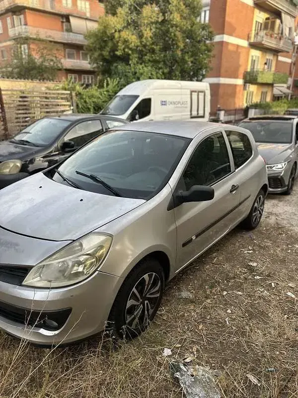 Usata Renault Clio II Dynamique 75 CV (55 kW) 2007 Berlina
