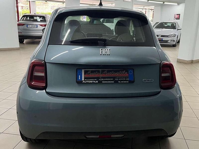 Usata Fiat 500e La Prima 42 kW (58 CV) 2021 Glacier blue metallizzato Utilitaria