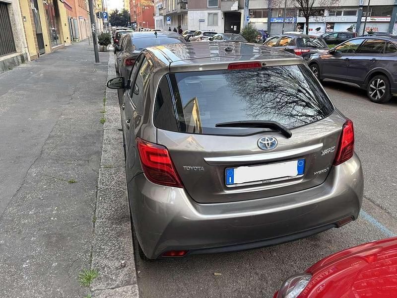 Usata Toyota Yaris Hybrid Active 73 CV (53 kW) 2017 Grigio Berlina