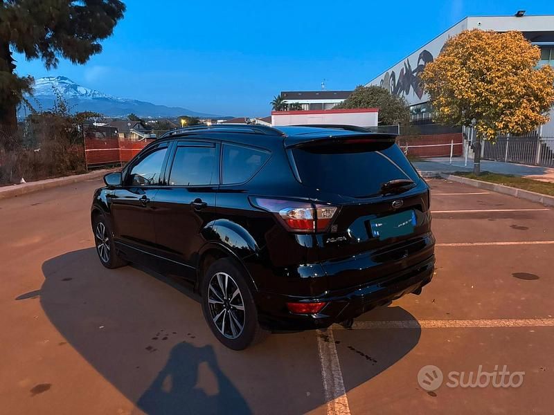 Usata Ford Kuga 120 CV (88 kW) 2017 Nero SUV