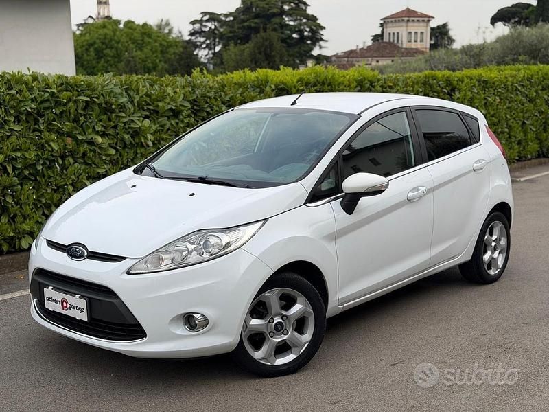 Usata Ford Fiesta 96 CV (70 kW) 2010 Bianco Berlina