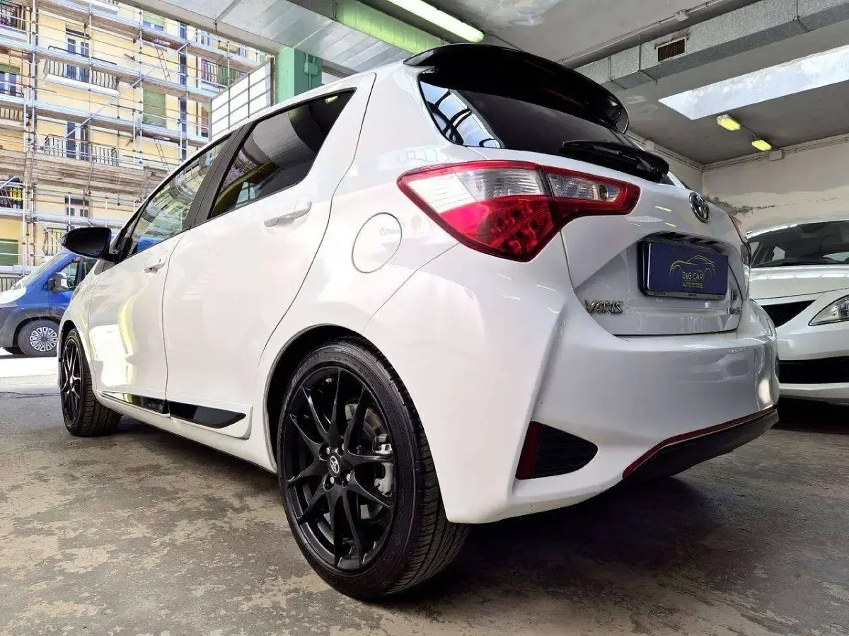 Usata Toyota Yaris Hybrid Sport 73 CV (53 kW) 2019 Bianco Berlina