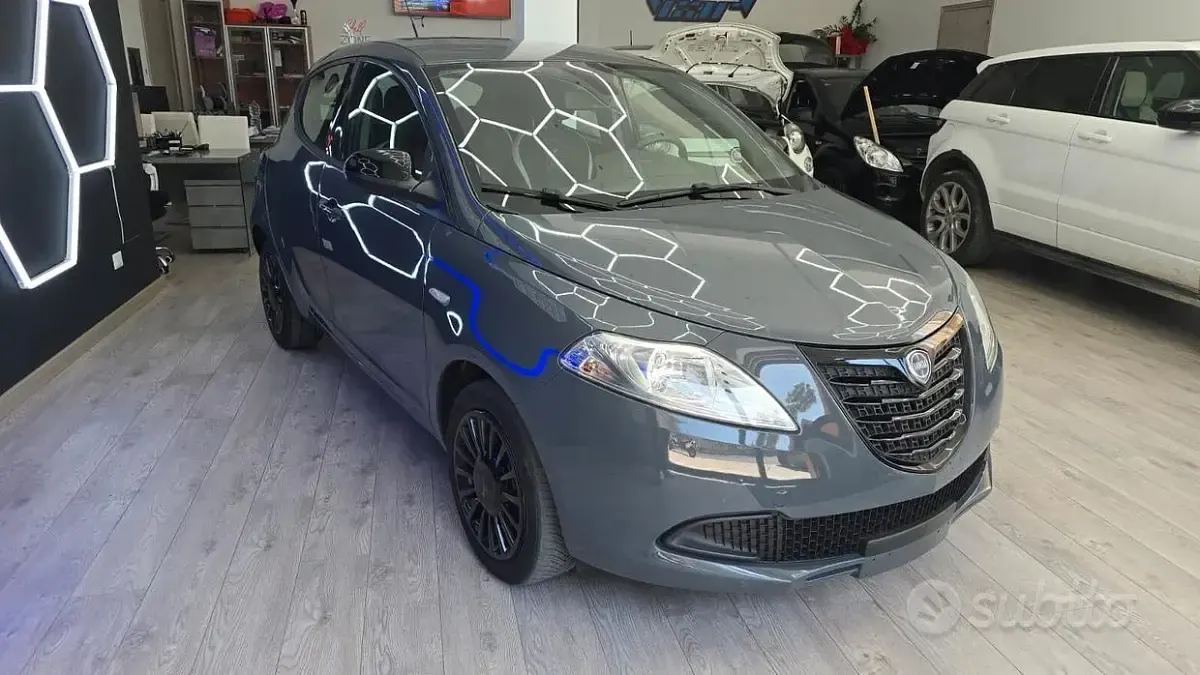 Usata Lancia Ypsilon 69 CV (50 kW) 2014 Grigio Utilitaria