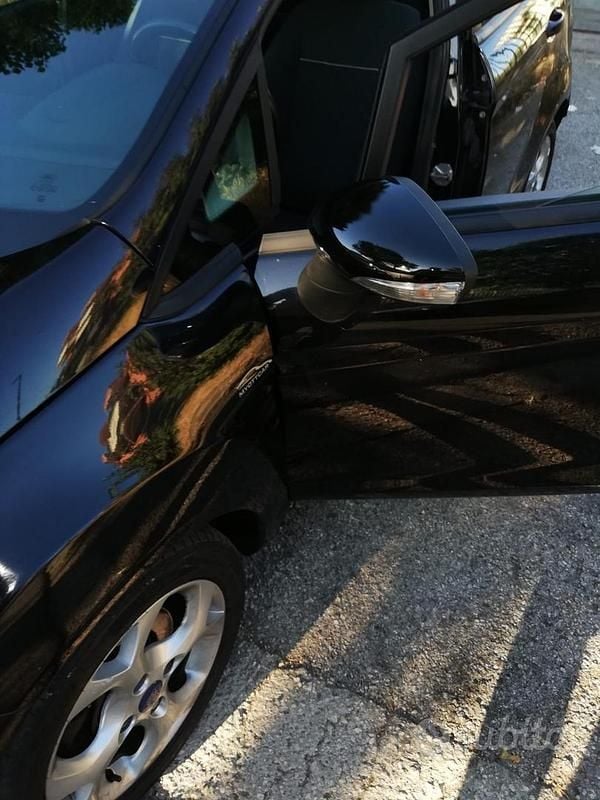 Usata Ford Fiesta 70 CV (51 kW) 2012 Nero Berlina