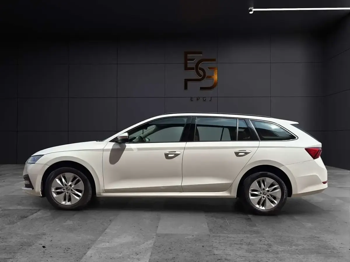 Usata Skoda Octavia Executive 150 CV (110 kW) 2021 Bianco Station wagon
