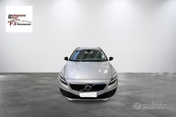 Usata Volvo V40 Plus 120 CV (88 kW) 2019 Bianco Berlina