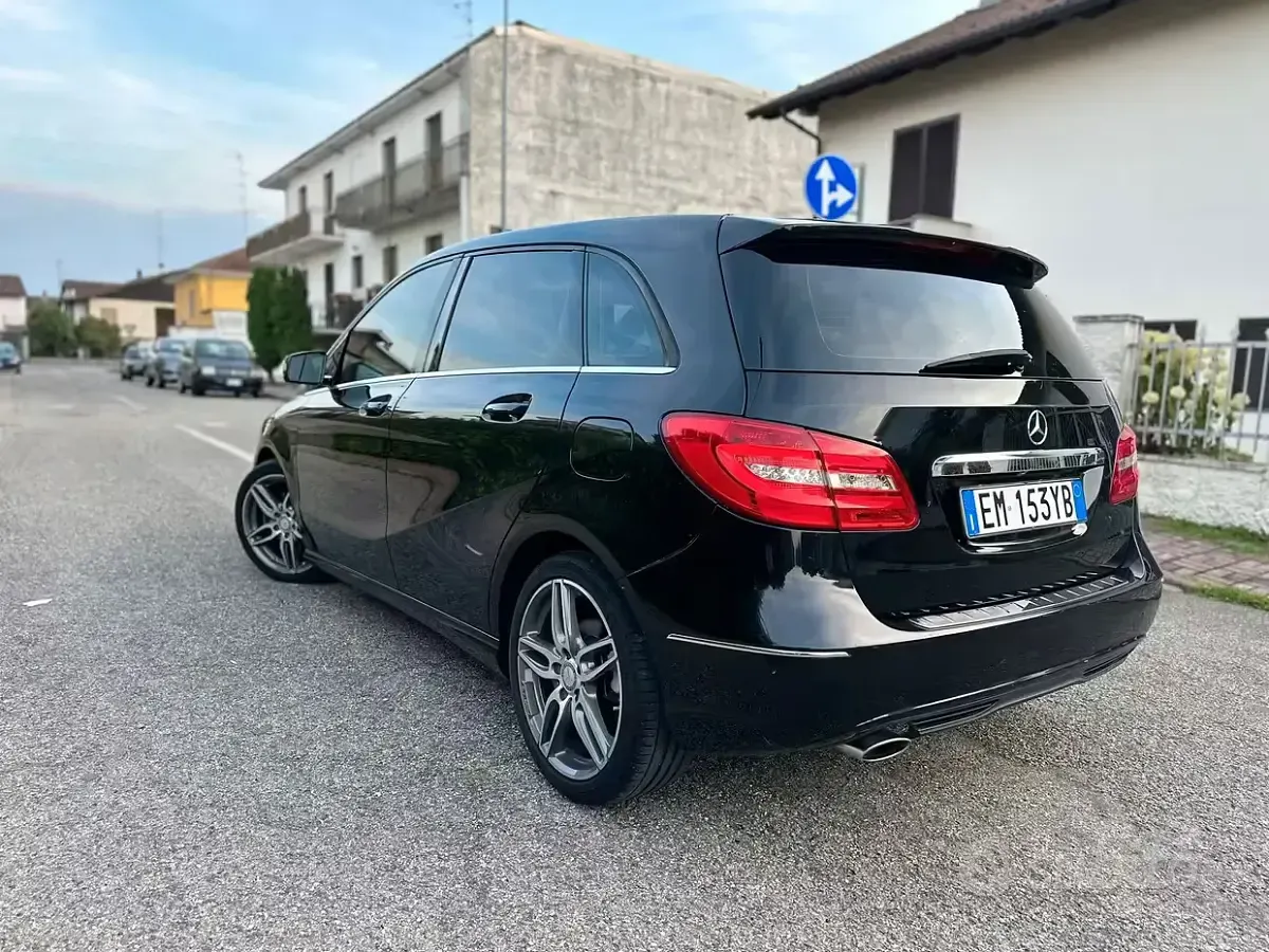Usata Mercedes B180 Premium 122 CV (89 kW) 2012 Nero Utilitaria