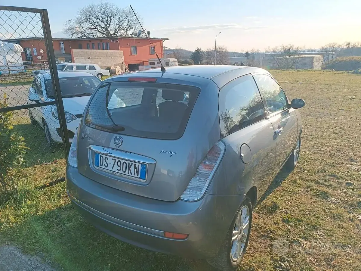 Usata Lancia Ypsilon 75 CV (55 kW) 2008 Grigio Utilitaria