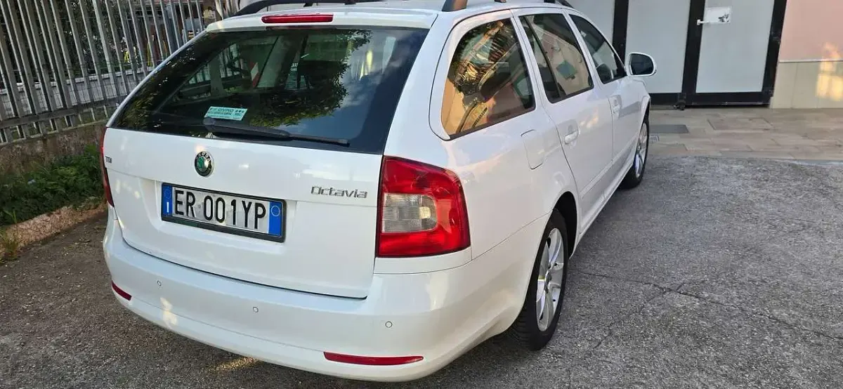 Usata Skoda Octavia Elegance 105 CV (77 kW) 2013 Bianco Station wagon