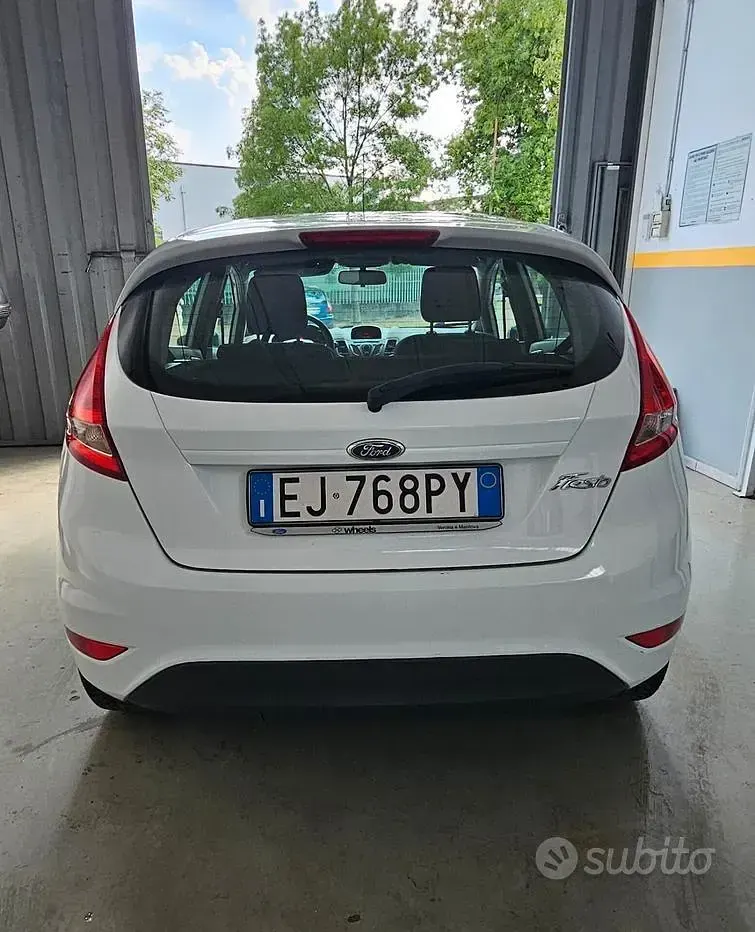 Usata Ford Fiesta 92 CV (67 kW) 2011 Bianco Berlina