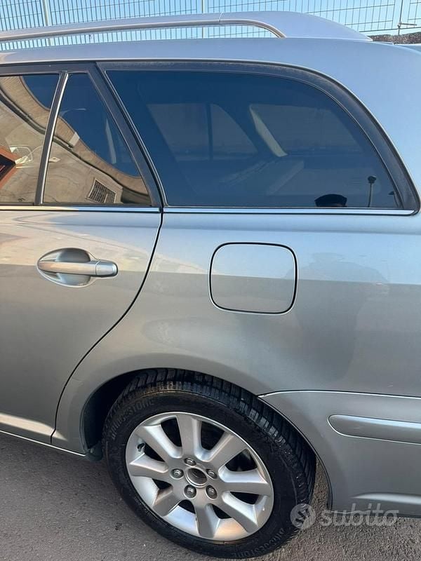 Usata Toyota Avensis 177 CV (130 kW) 2009 Grigio Station wagon