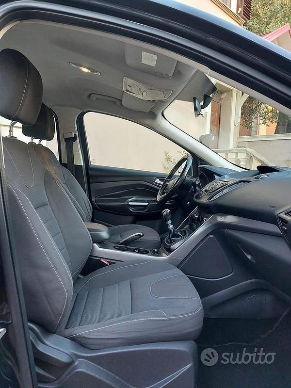 Begagnad Ford Kuga 140 HK (102 kW) 2013 Svart SUV