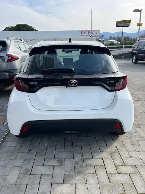 Nuova Toyota Yaris Hybrid Active 92 CV (67 kW) 2026 Bianco Berlina