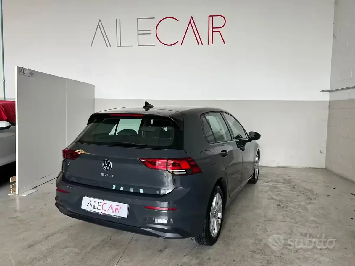 Usata VW Golf VIII Life 116 CV (85 kW) 2022 Grigio Berlina