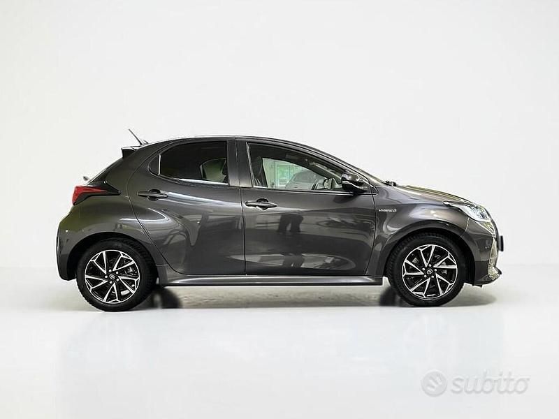Usata Toyota Yaris Hybrid Lounge 116 CV (85 kW) 2021 Grigio Berlina