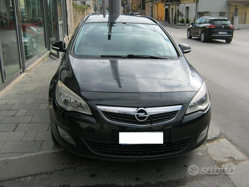 Usata Opel Astra Cosmo 110 CV (80 kW) 2012 Nero Station wagon
