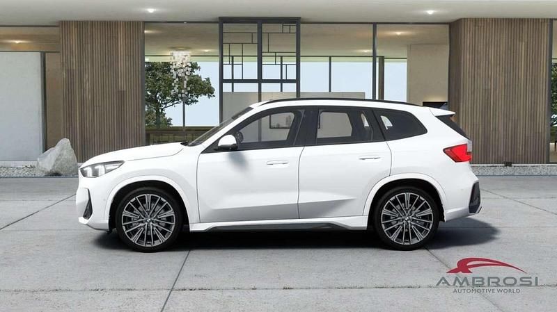 Nuova BMW iX1 M Sport 150 kW (204 CV) 2026 Alpin white pastello SUV