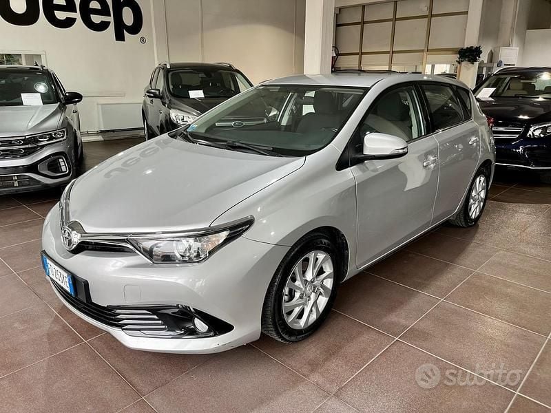 Usata Toyota Auris Lounge 112 CV (82 kW) 2016 Grigio Berlina