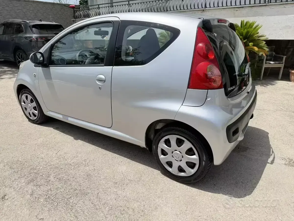 Usata Peugeot 107 68 CV (50 kW) 2010 Utilitaria