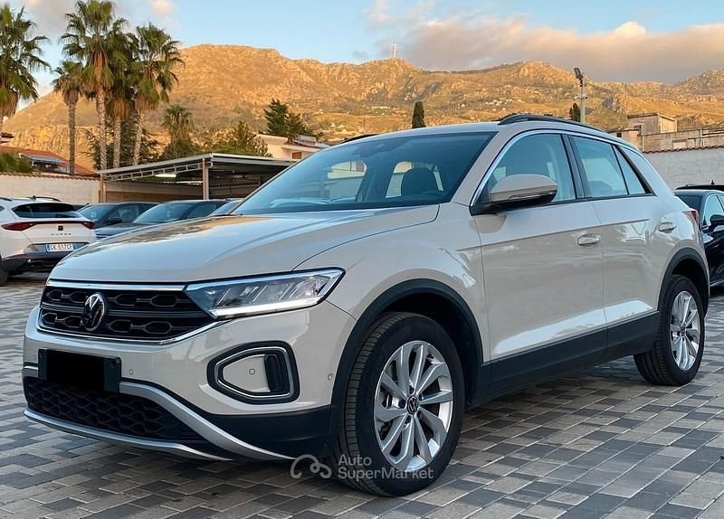Beige Usata 2022 VW T-Roc Life SUV | 22.900 € (Buon prezzo) - Immagine 1/4