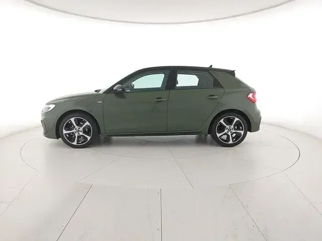 Nuova Audi A1 Sportback S-Line 110 CV (80 kW) 2026 Verde district metallizzato Utilitaria