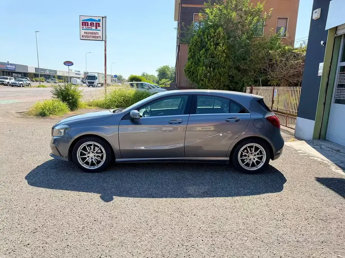 Usata Mercedes A180 Executive 122 CV (89 kW) 2017 Grigio Utilitaria