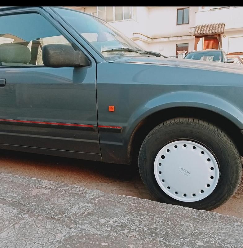 Usata Ford Escort 58 CV (42 kW) 1987 Blu Berlina