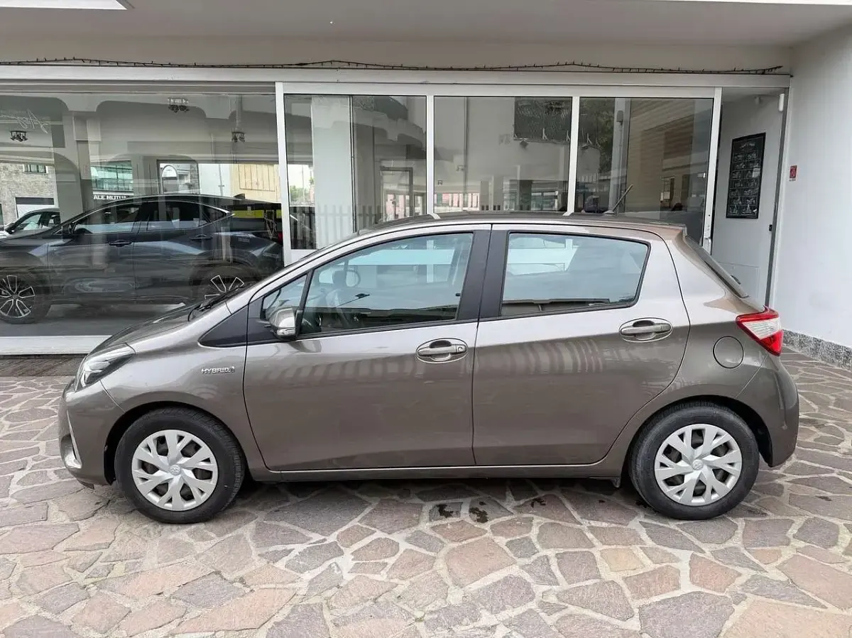 Usata Toyota Yaris Hybrid Business Edition 73 CV (53 kW) 2019 Grigio Berlina