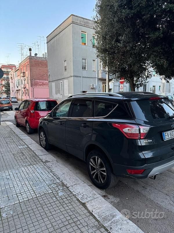 Usata Ford Kuga 120 CV (88 kW) 2019 Nero SUV