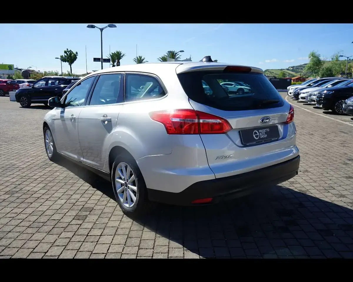 Usata Ford Focus 120 CV (88 kW) 2015 Grigio scuro Station wagon