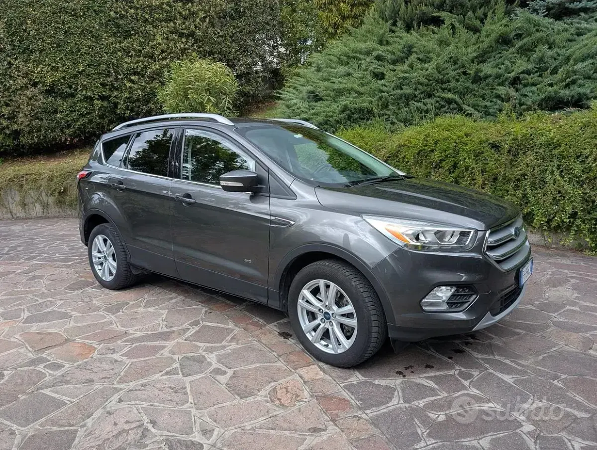 Usata Ford Kuga Titanium 150 CV (110 kW) 2017 Grigio SUV