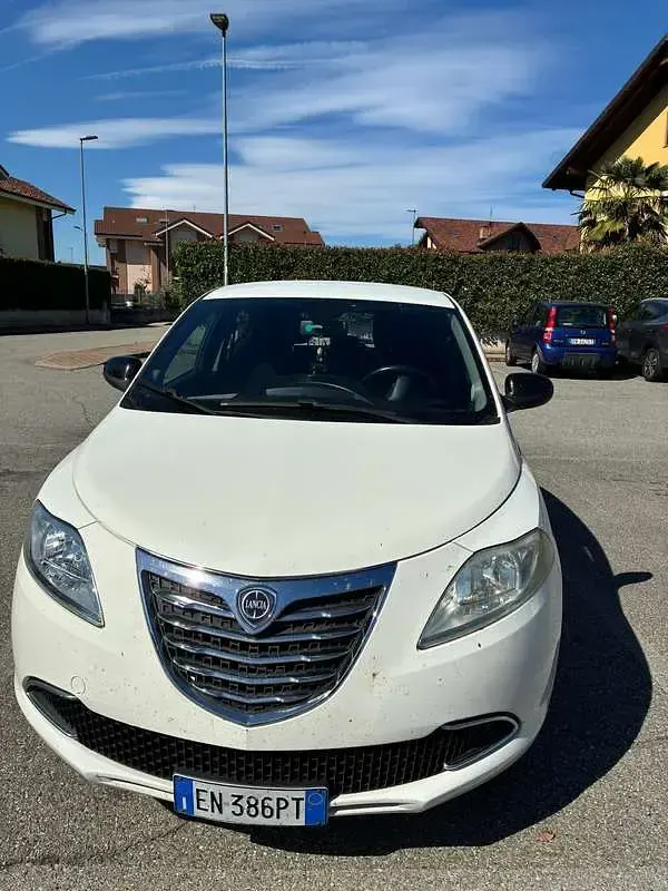 Usata Lancia Ypsilon S 69 CV (50 kW) 2012 Bianco Utilitaria
