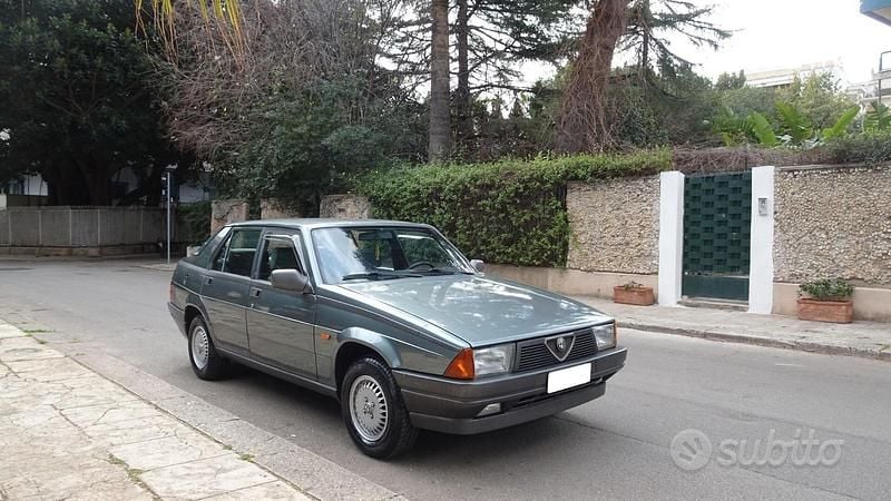 Usata Alfa Romeo 75 120 CV (88 kW) 1988 Grigio Berlina