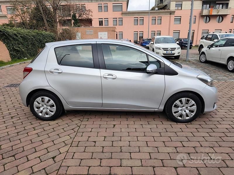 Usata Toyota Yaris 89 CV (65 kW) 2013 Grigio Utilitaria