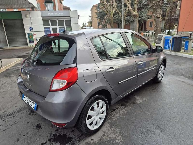 Usata Renault Clio III Dynamique 75 CV (55 kW) 2012 Grigio Berlina