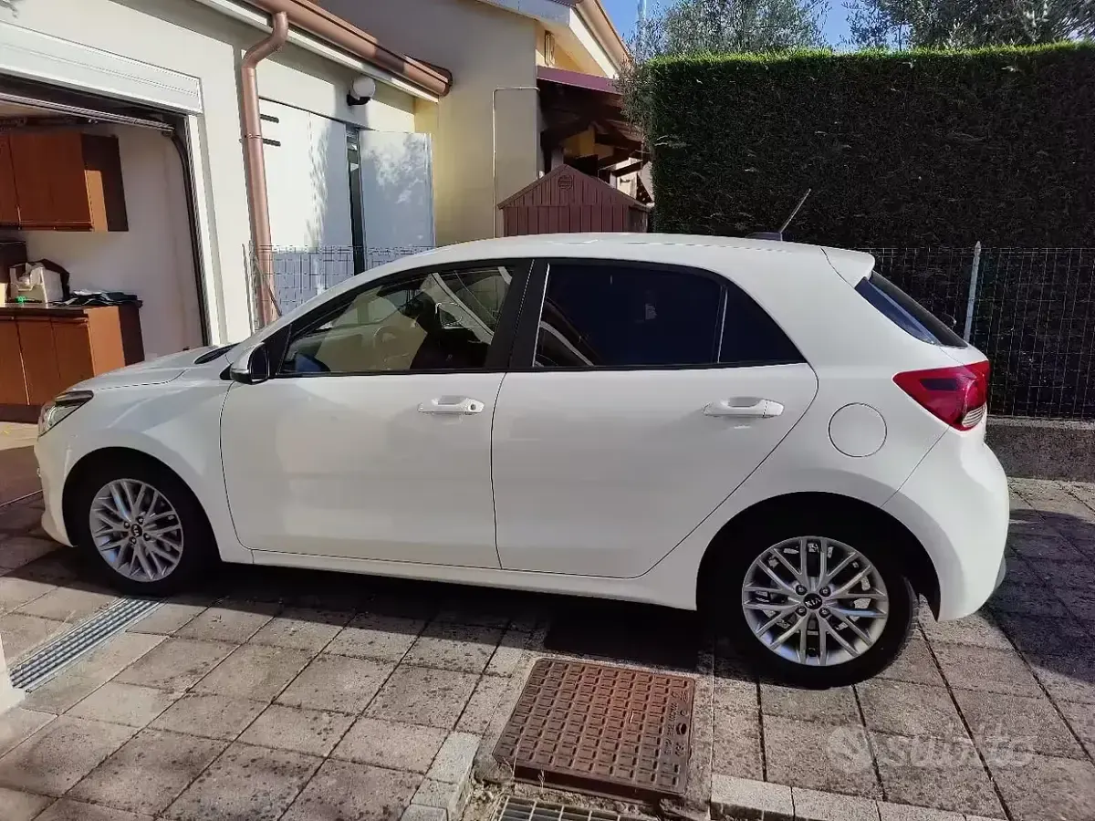 Usata Kia Rio 90 CV (66 kW) 2017 Bianco Berlina