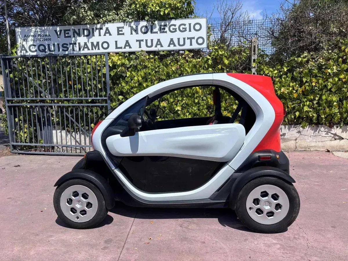 Usata Renault Twizy Life 12 kW (17 CV) 2021 Rosso e bianco Utilitaria