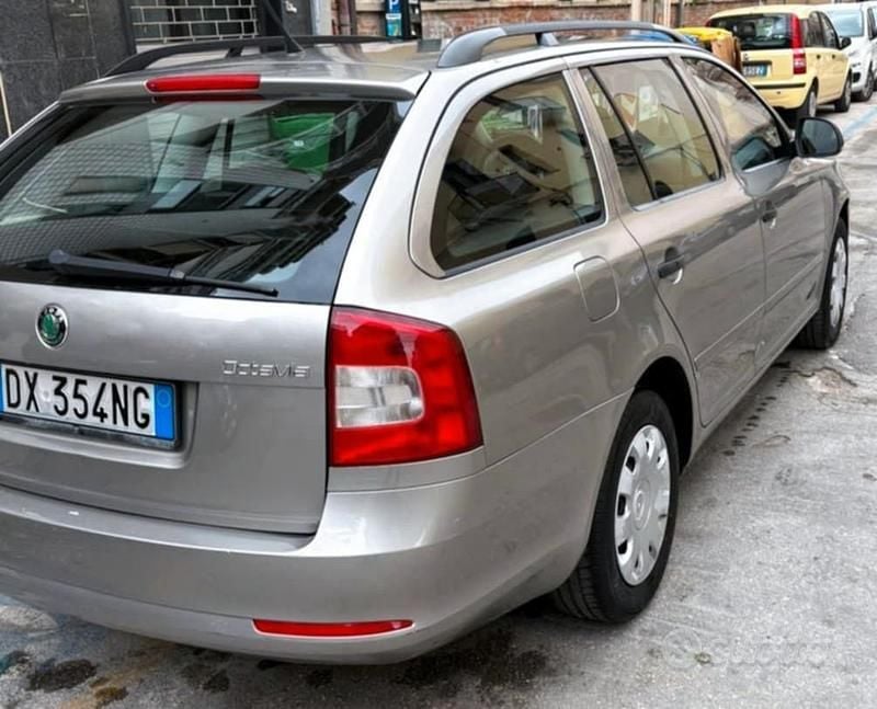 Usata Skoda Octavia 105 CV (77 kW) 2010 Marrone Station wagon