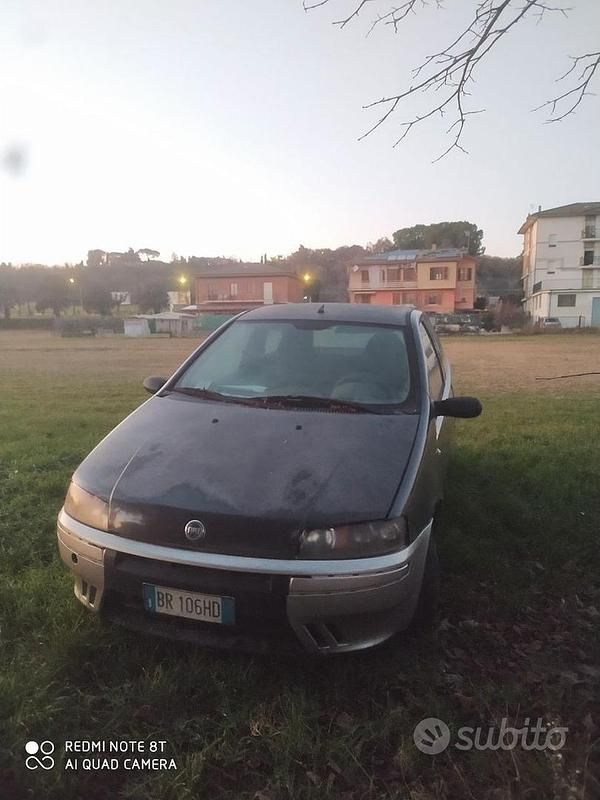 Usado Fiat Punto 80 CV (58 kW) 2001 Gris Berlina