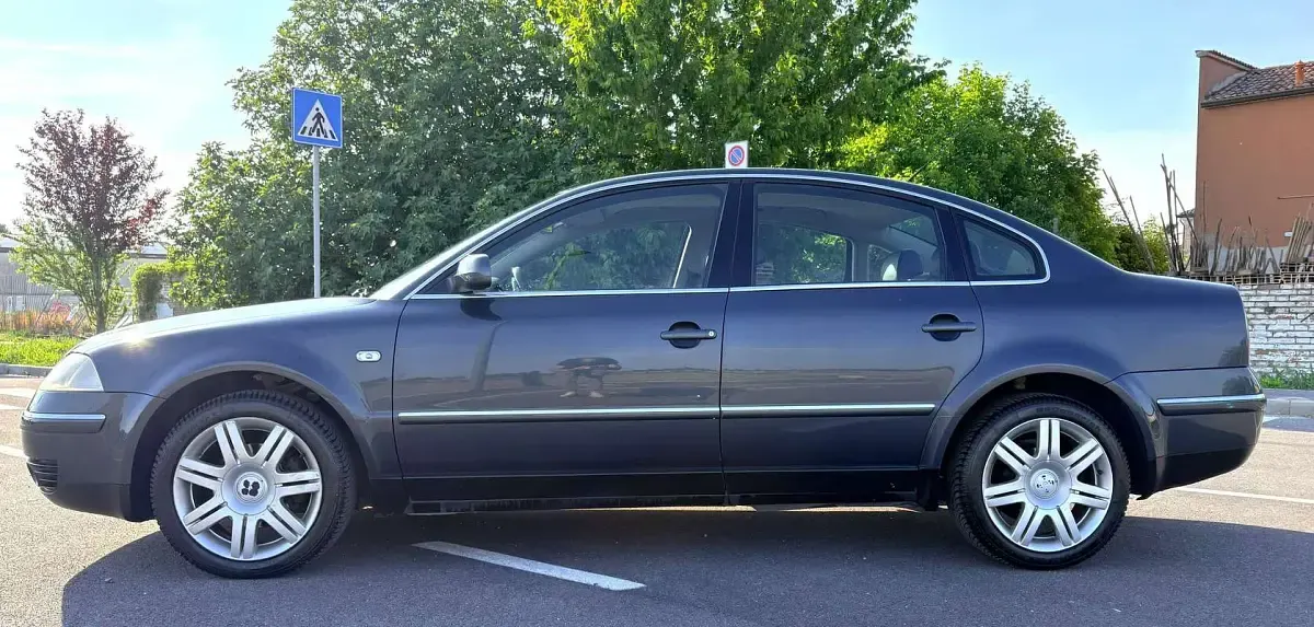 Usata VW Passat Highline 131 CV (96 kW) 2001 Grigio Berlina