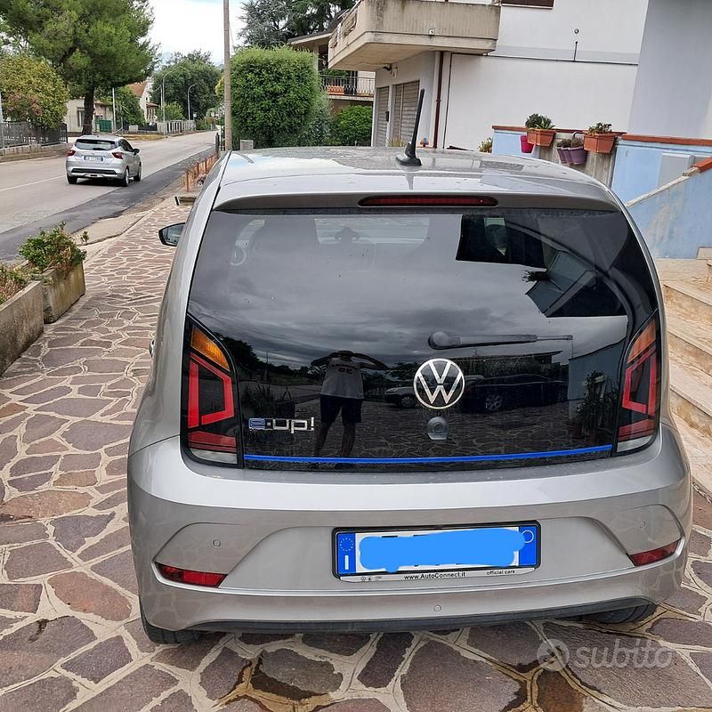 Usata VW e-up! 61 kW (83 CV) 2021 Grigio Utilitaria