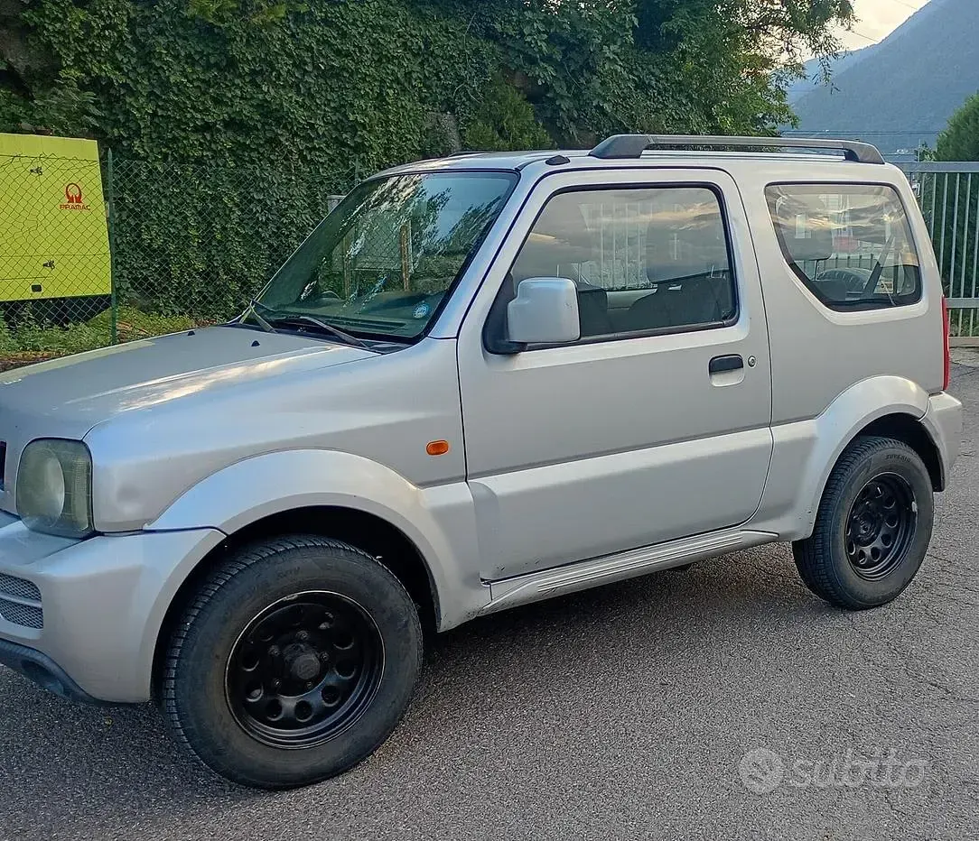 Usata Suzuki Jimny 85 CV (62 kW) 2007 Grigio SUV
