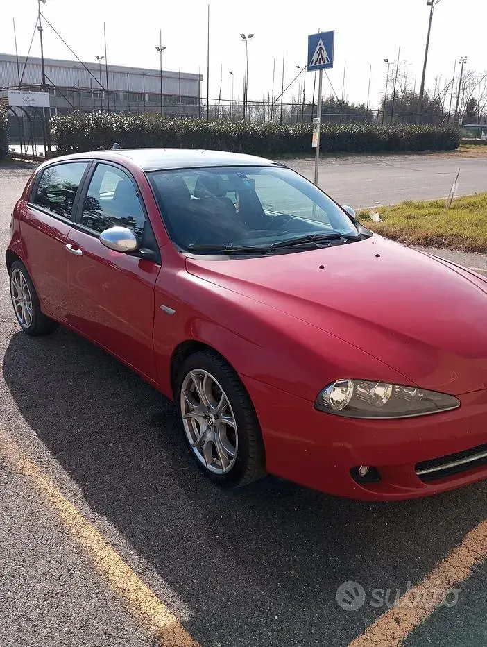 Usata Alfa Romeo 147 120 CV (88 kW) 2007 Rosso Utilitaria