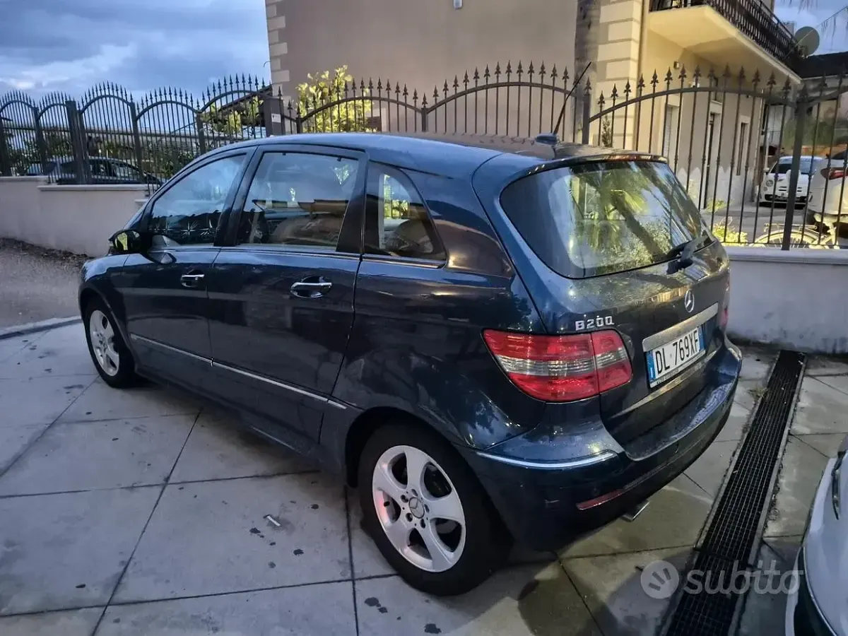 Usata Mercedes B180 109 CV (80 kW) 2010 Blu Monovolume