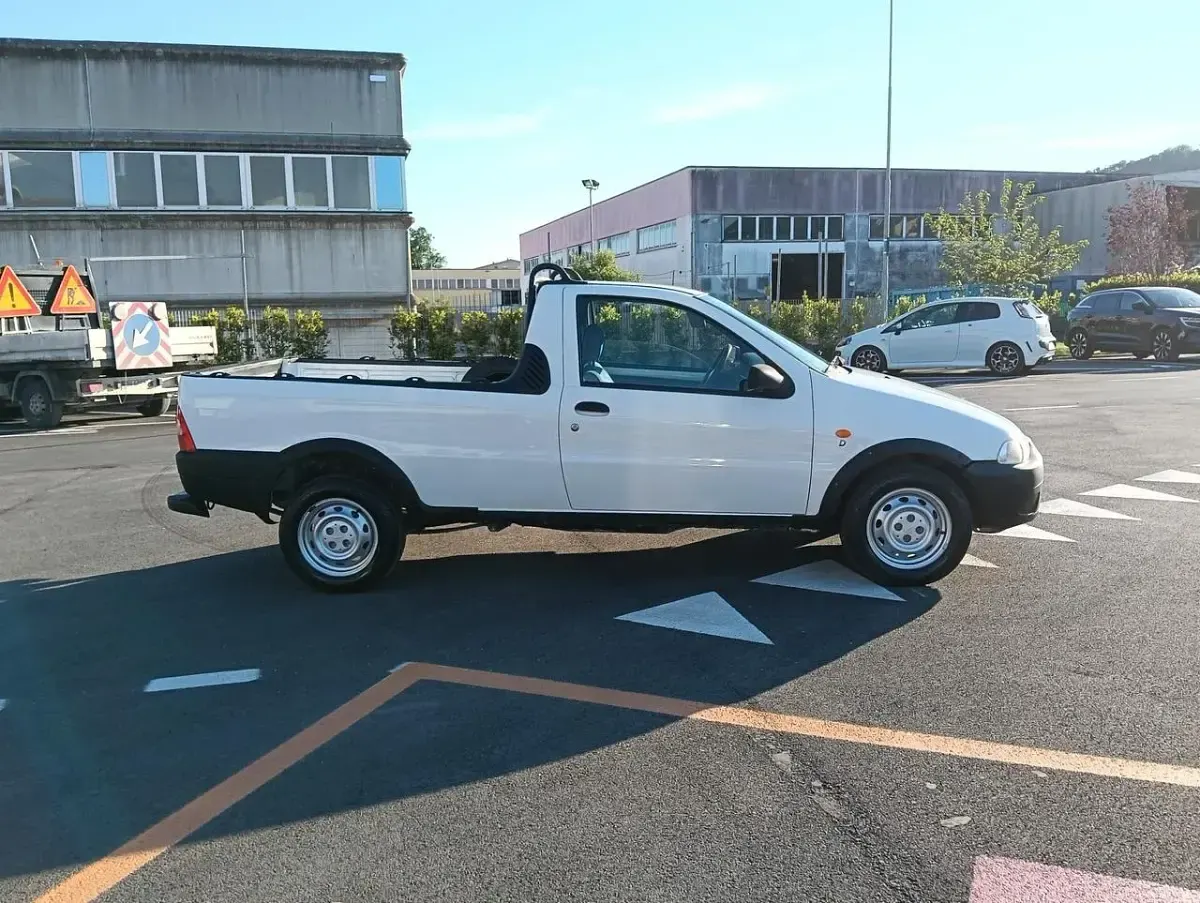 Usata Fiat Strada 69 CV (50 kW) 2000 Bianco Pick-up