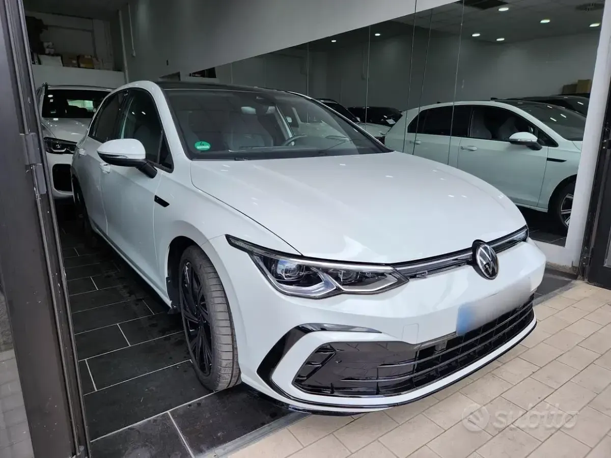 Usata VW Golf VIII R-line 150 CV (110 kW) 2024 Pure white Berlina