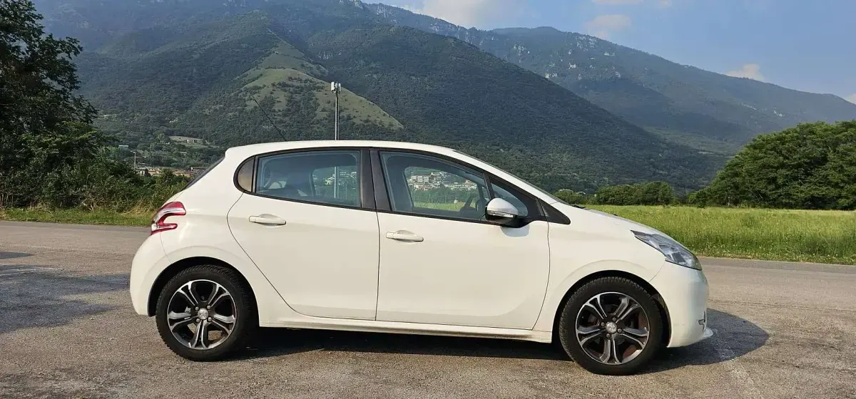 Usata Peugeot 208 Allure 82 CV (60 kW) 2014 Bianco Utilitaria